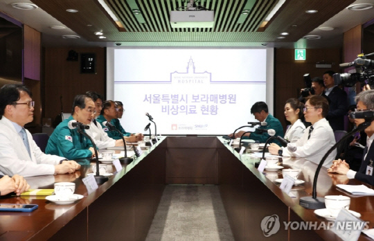 한덕수 국무총리가 14일 의사 집단행동 대비 현장 점검차 서울 동작구 보라매병원을 찾아 직원들을 격려하고 현황 보고를 받기에 앞서 인사말을 하고 있다. [연합뉴스]